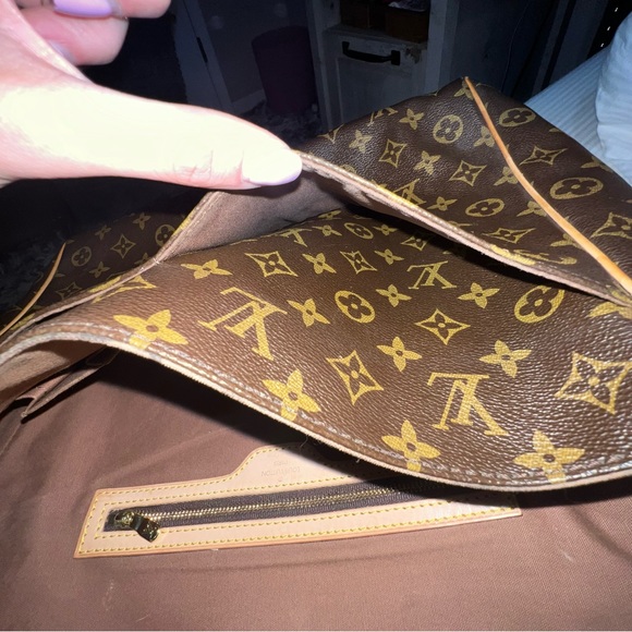 Louis Vuitton
Abbesses Messenger Bag Monogram Canva - Picture 14 of 17